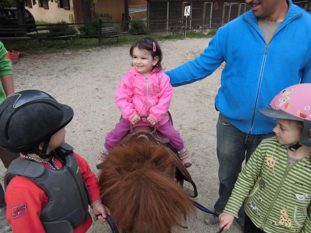 Scuola pony e passeggiate per bambini